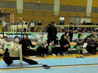 実技指導に加わり、採点方針を確認する審判員の先生方と指導者の方々